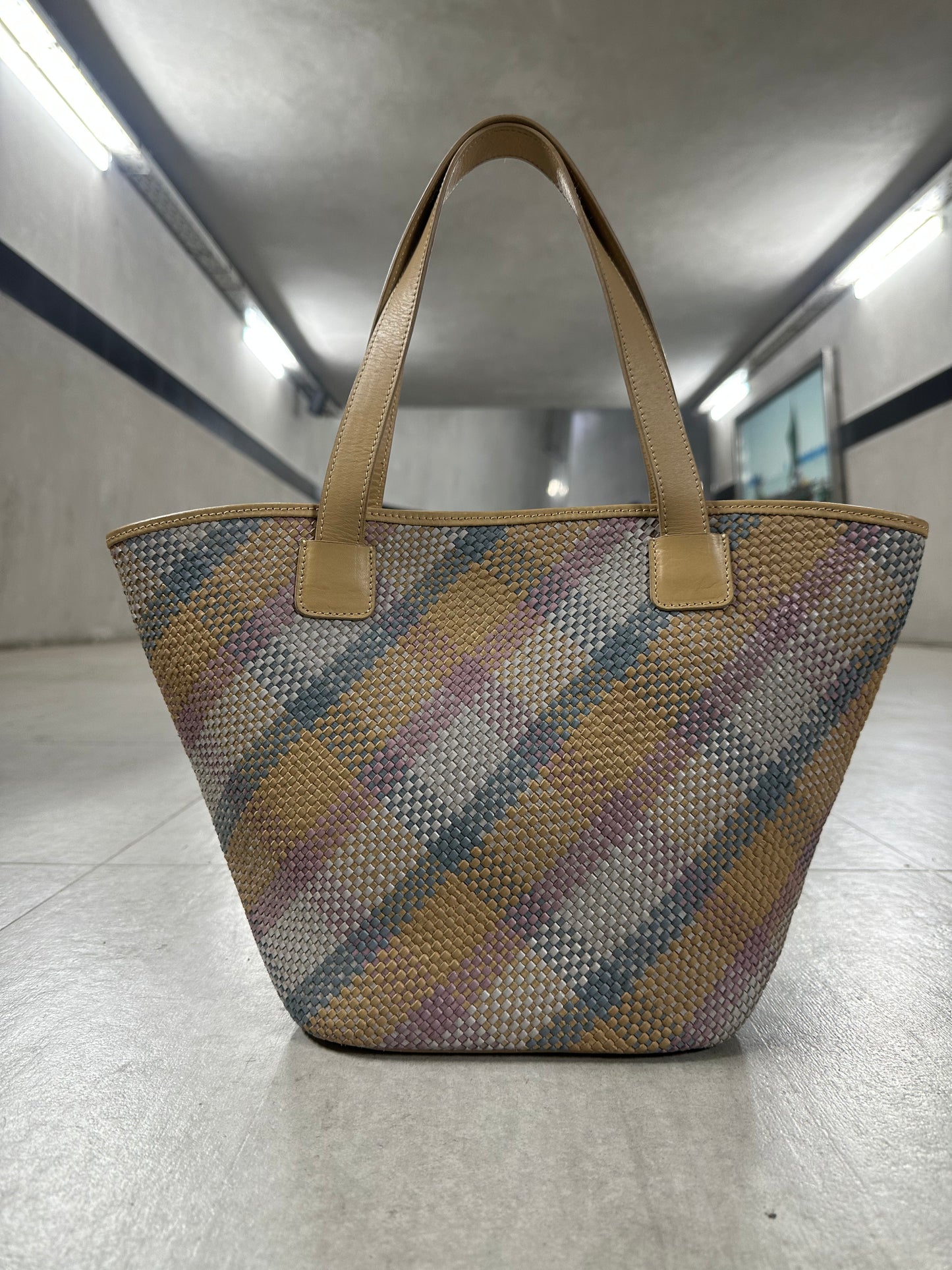 Trapezoid woven leather bag (Anaya)