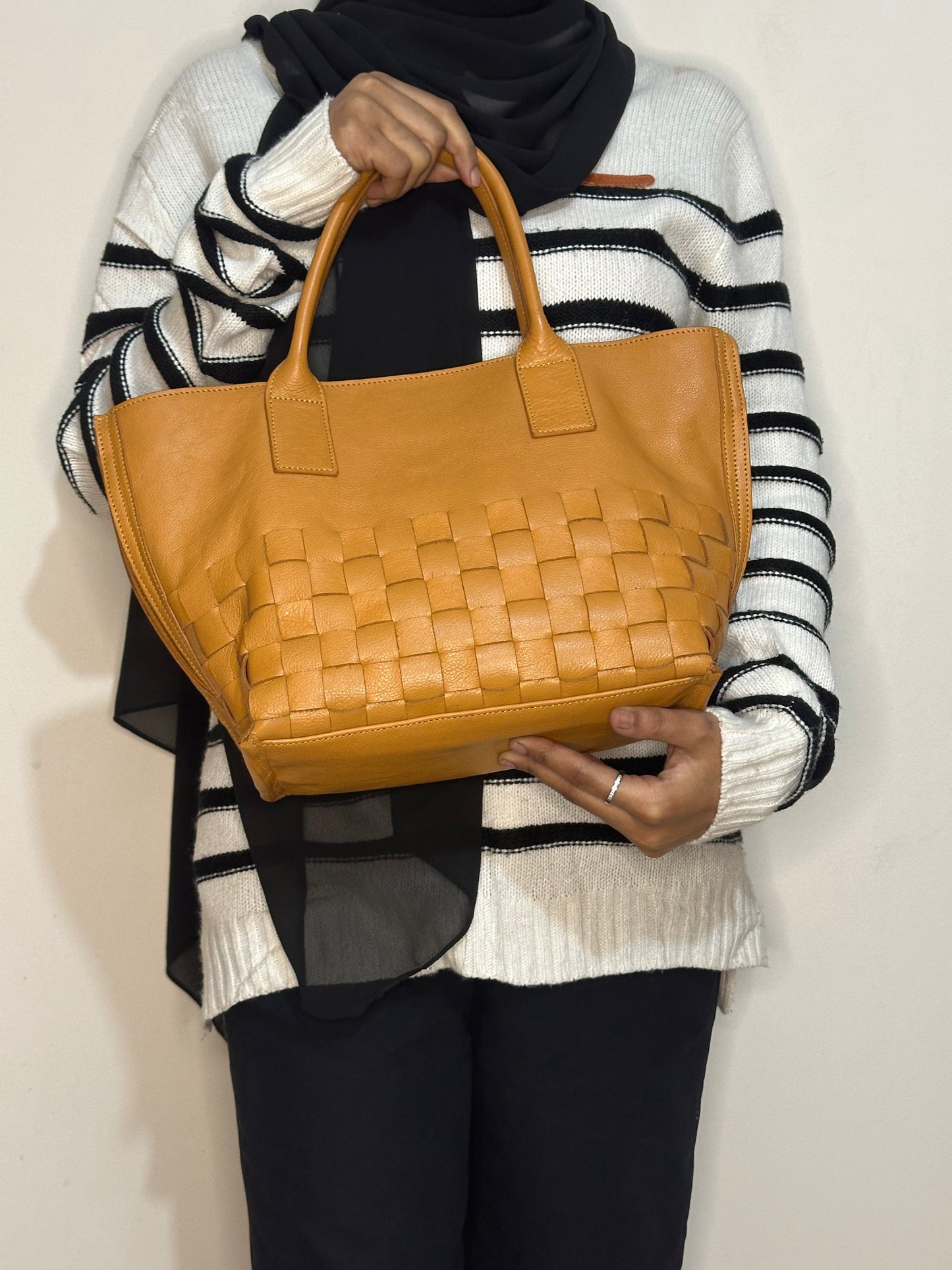 Trapezoid woven Leather bag (W3)