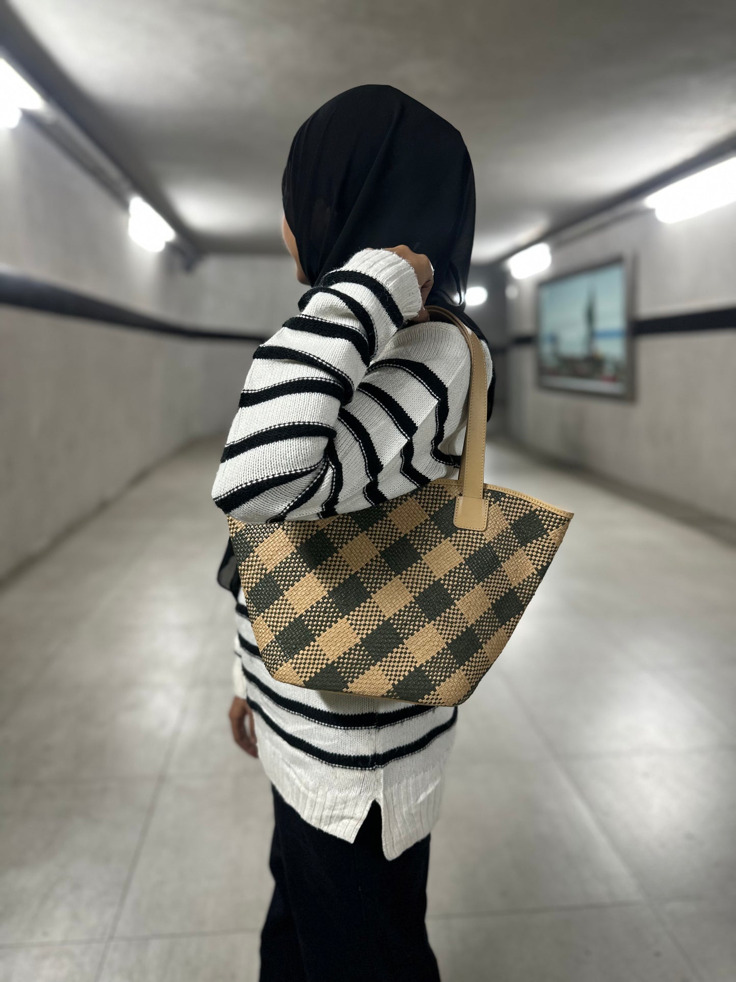 Trapezoid woven leather bag (Anaya)