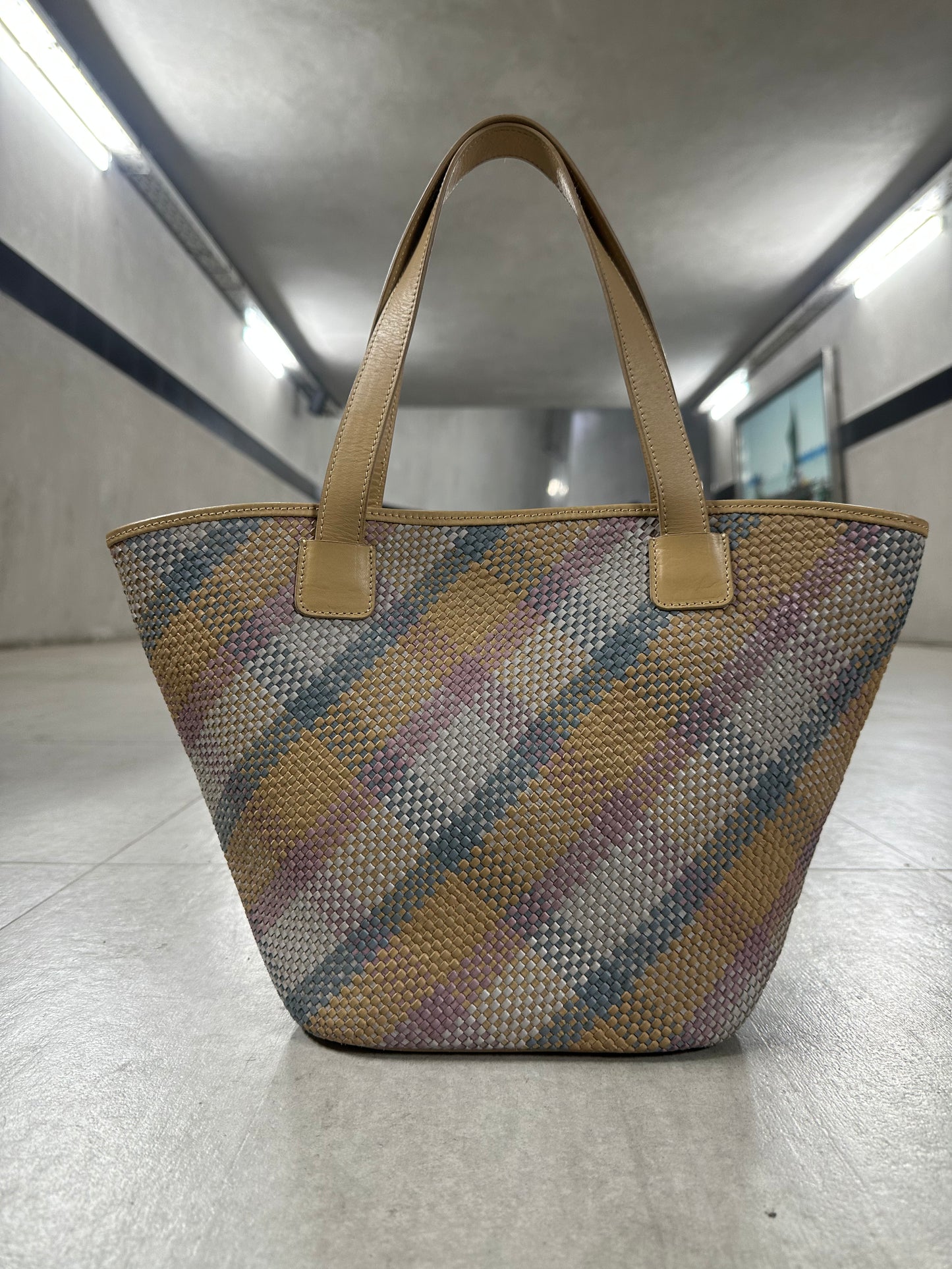 Trapezoid woven leather bag (Anaya)