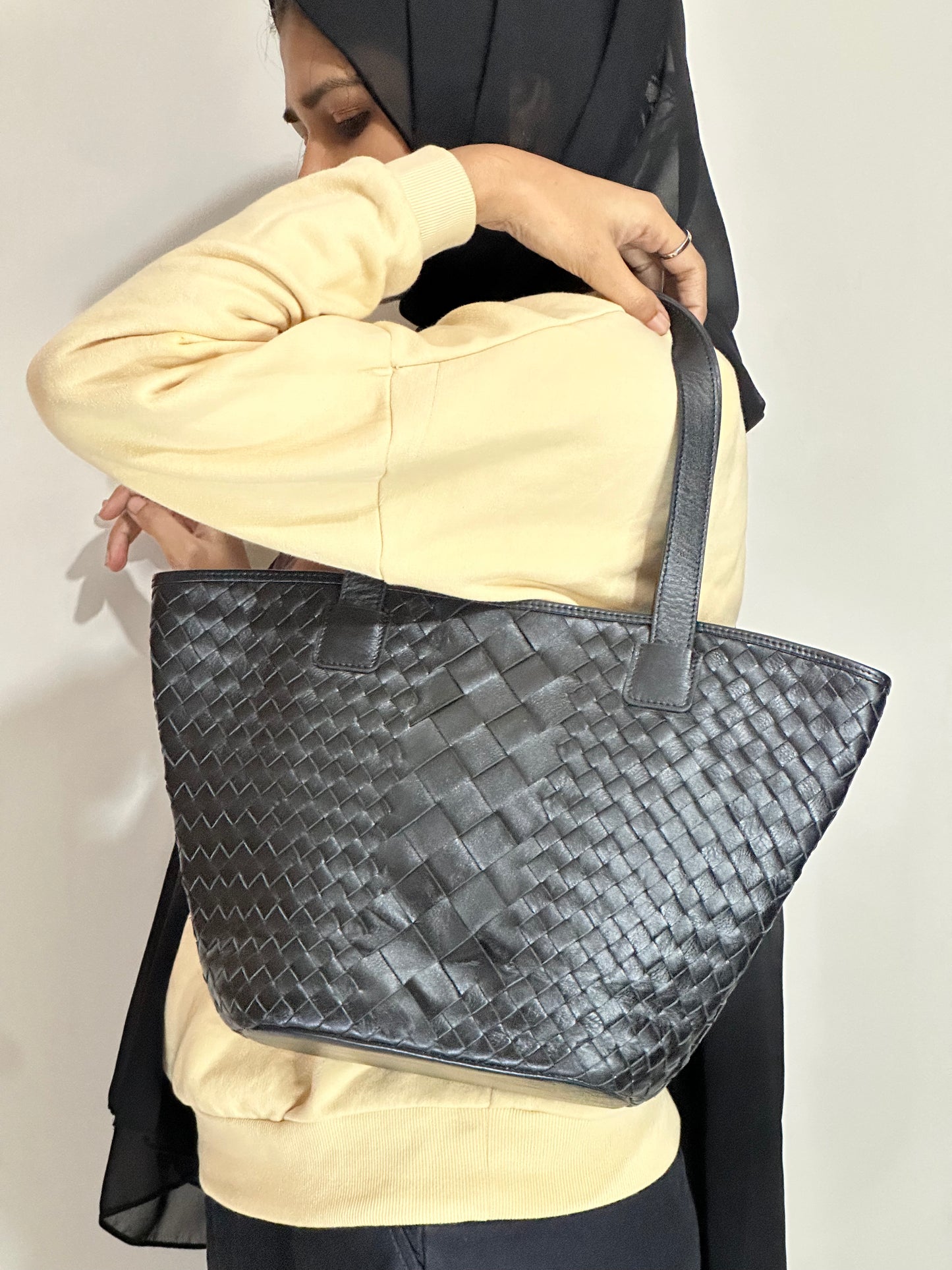 Trapezoid Woven Leather bag (Shanaya)